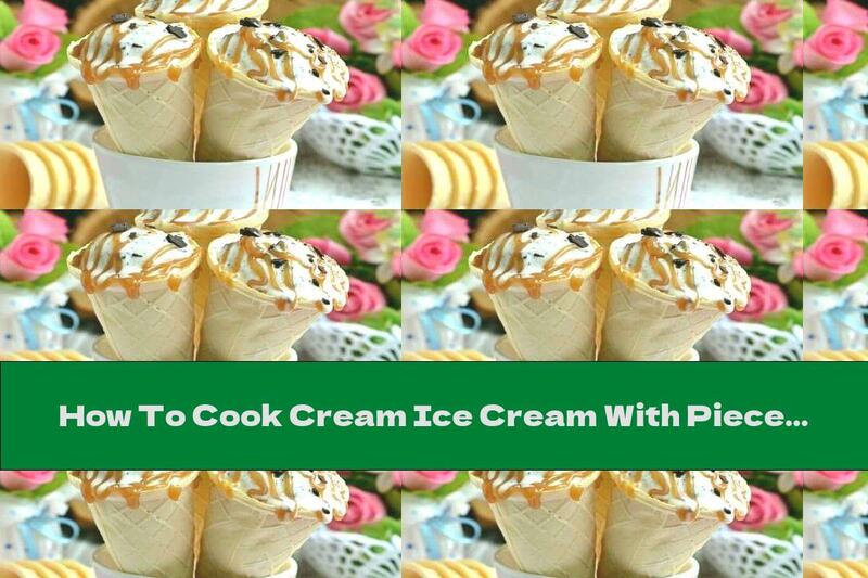 How To Cook Cream Ice Cream With Pieces Of Dark Chocolate And Caramel Sauce - Recipe