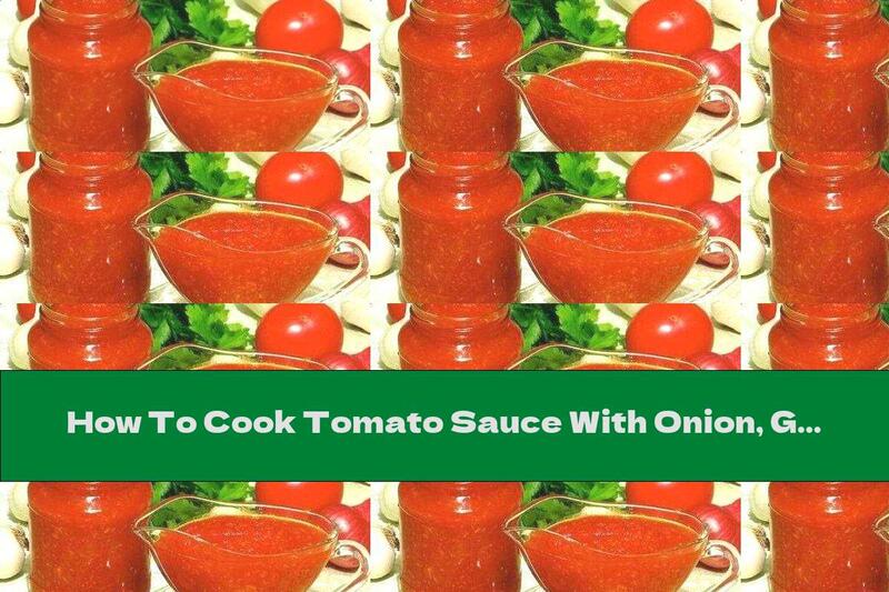 How To Cook Tomato Sauce With Onion, Garlic And Bay Leaf - Recipe